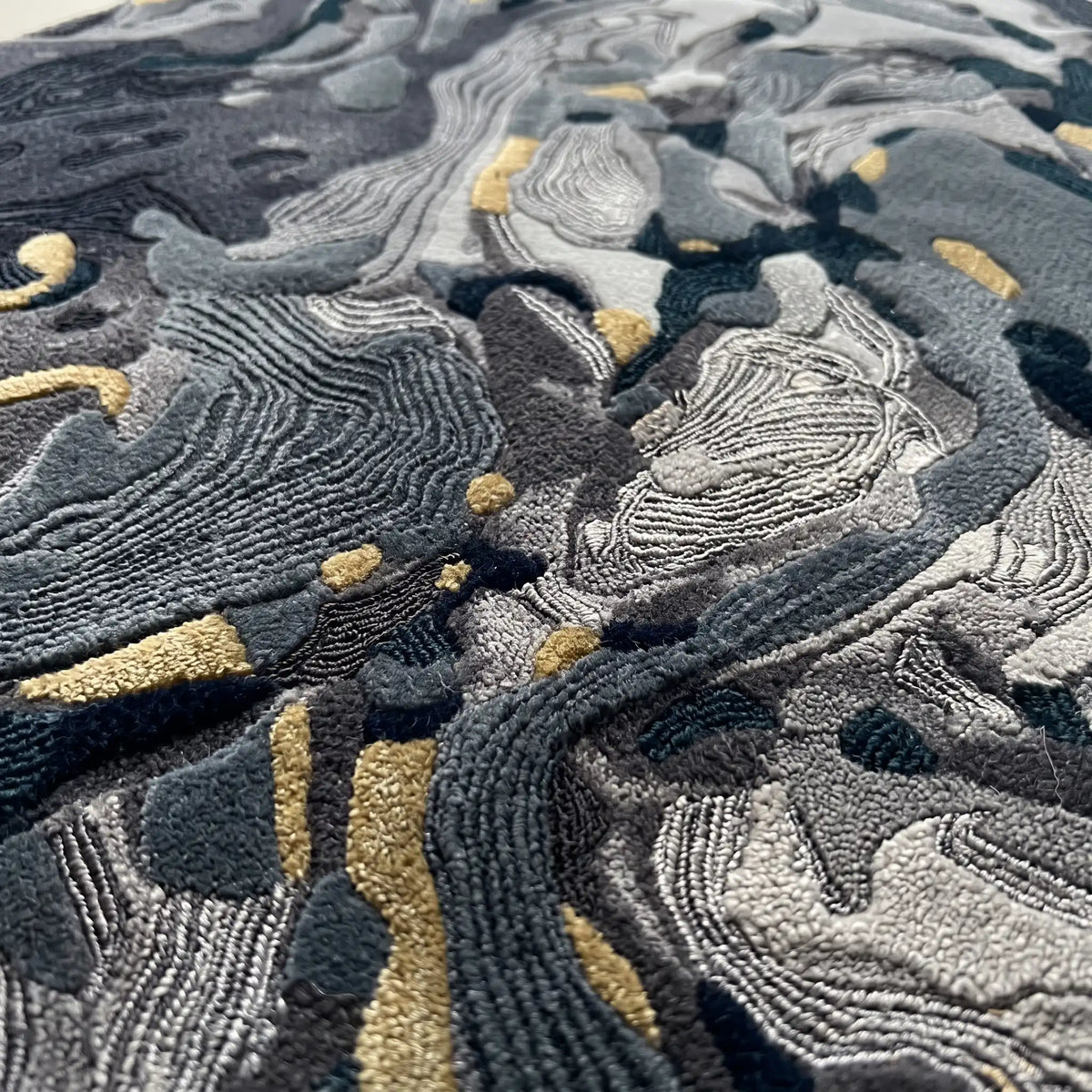 Terrain Bloom modern abstract rug in Midnight Gold – close-up of the tufted pile texture