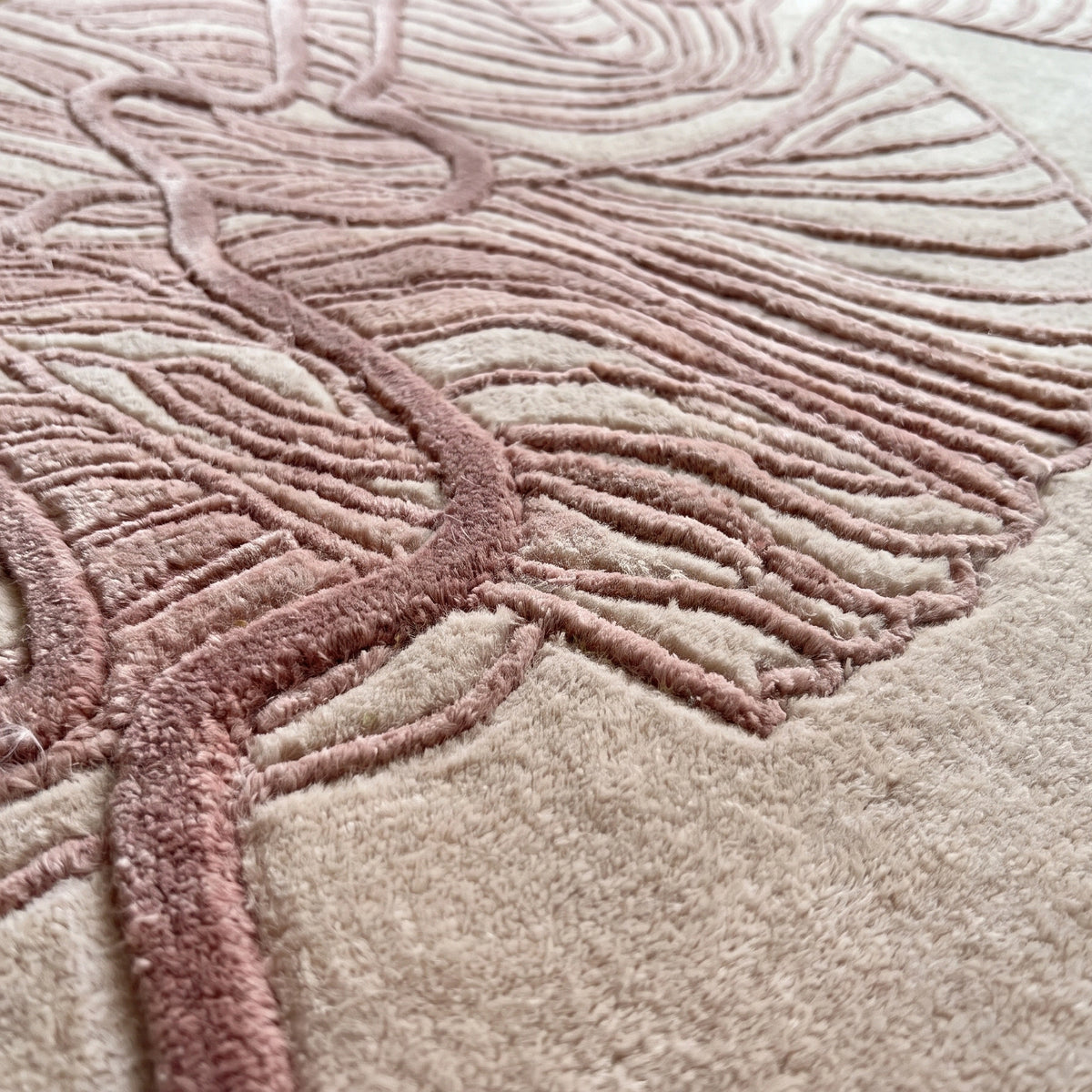 Contour Leaf hand-tufted rug in Blush Rose – close-up of the tufted pile texture