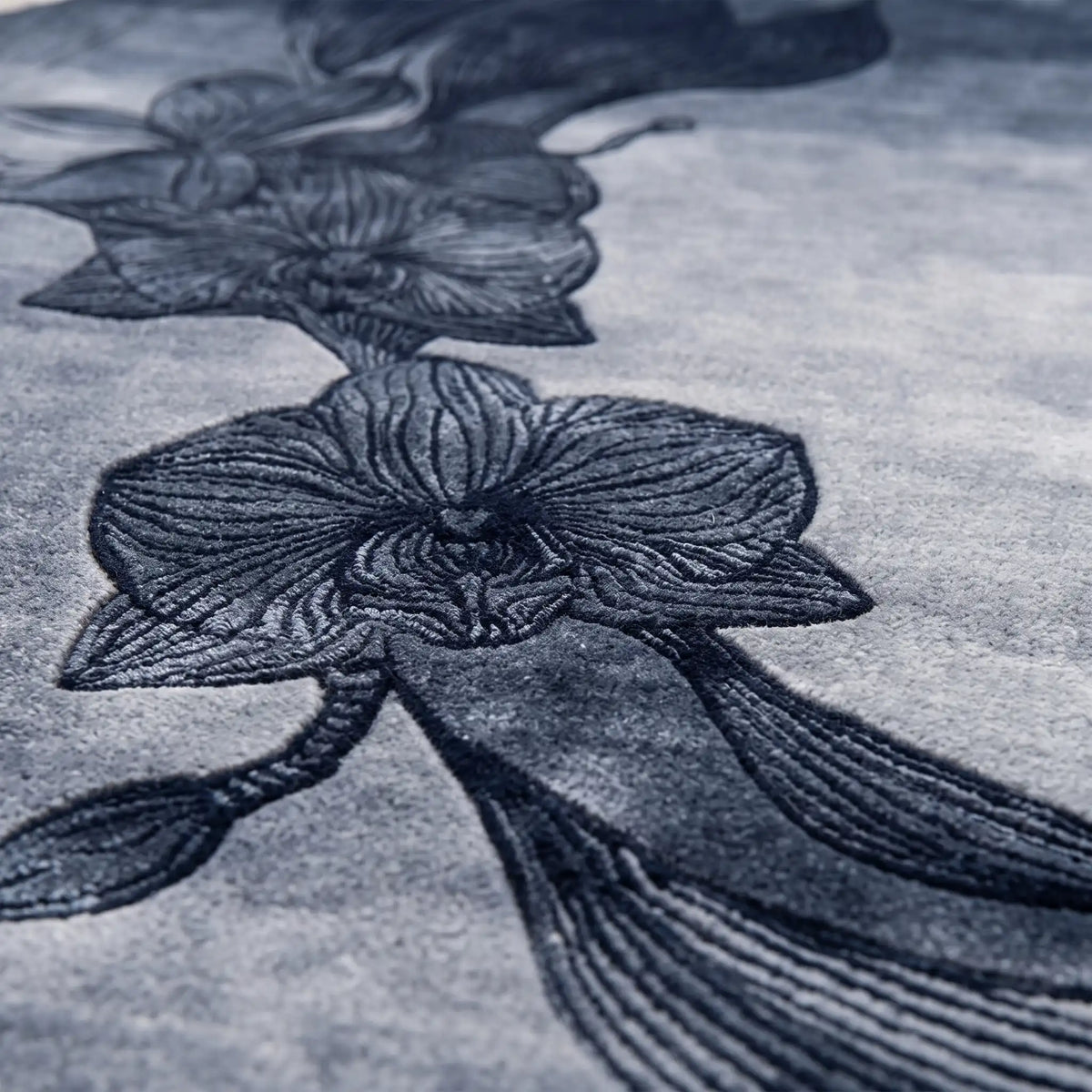 Orchid Moon hand-tufted rug in Midnight Blue – close-up of the tufted pile texture