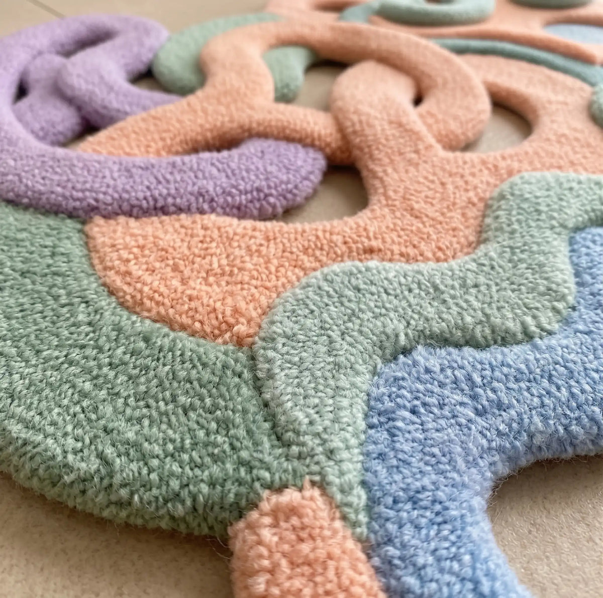 Infinite Loops modern abstract rug in Pastel Lilac – close-up of the tufted pile texture