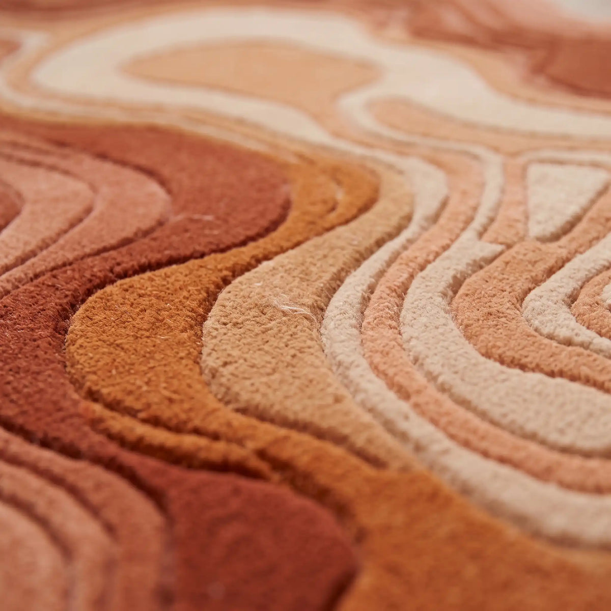 Agate Flow hand-tufted rug in Terracotta Sand – close-up of the tufted pile texture