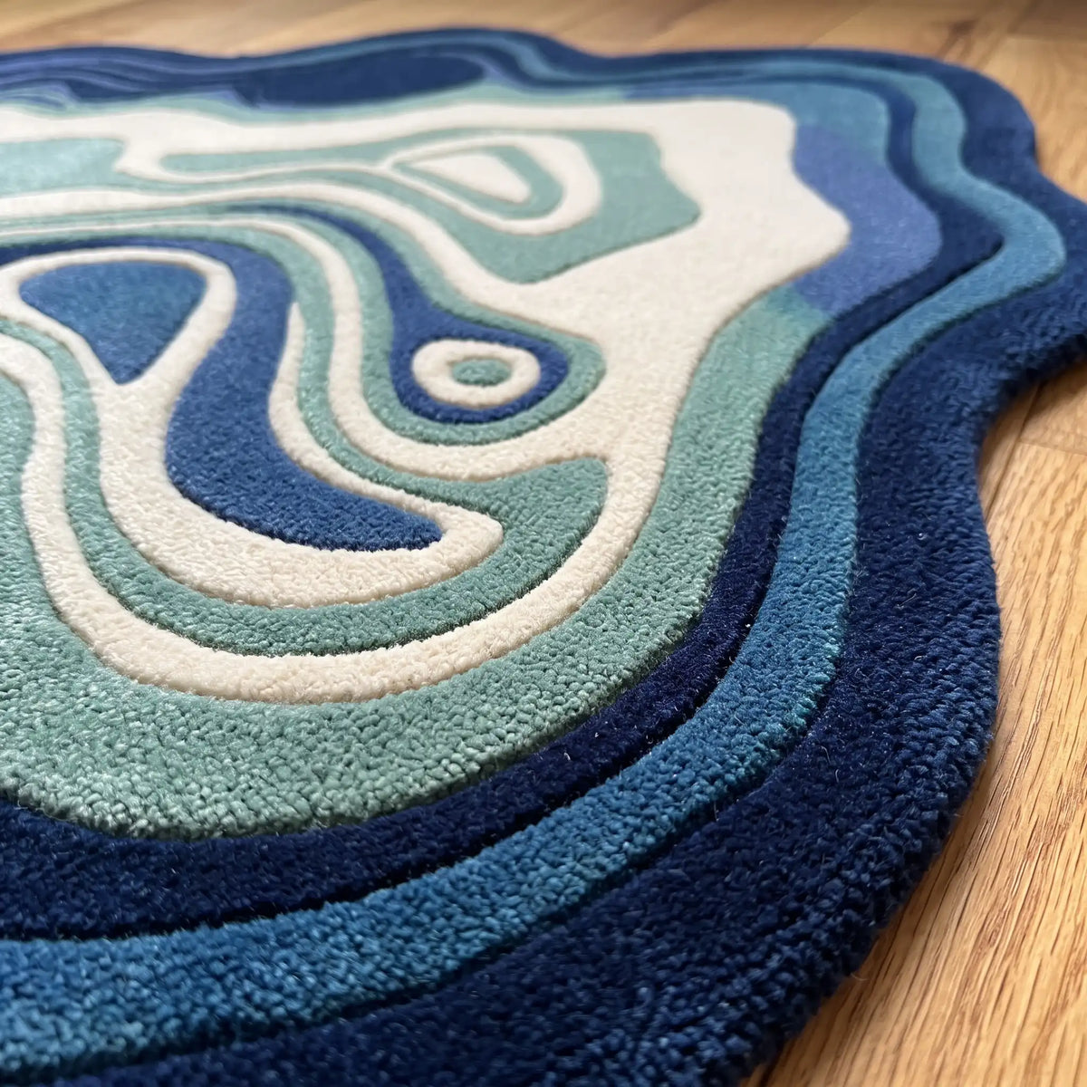 Agate Flow hand-tufted rug in Navy Aqua – close-up of the tufted pile texture