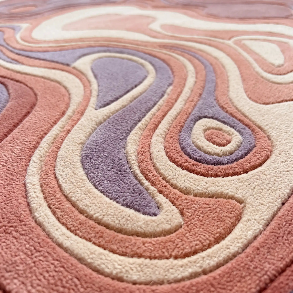Agate Flow hand-tufted rug in Rose Lilac – close-up of the tufted pile texture
