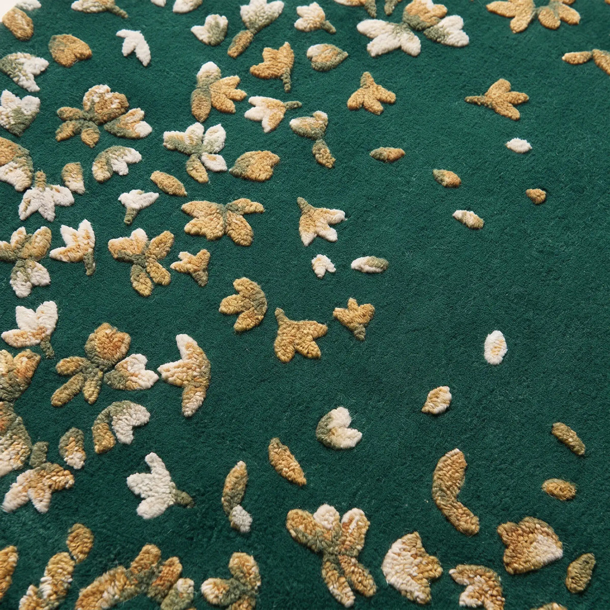 Stardust hand-tufted rug in Emerald Gold – close-up of the tufted pile texture