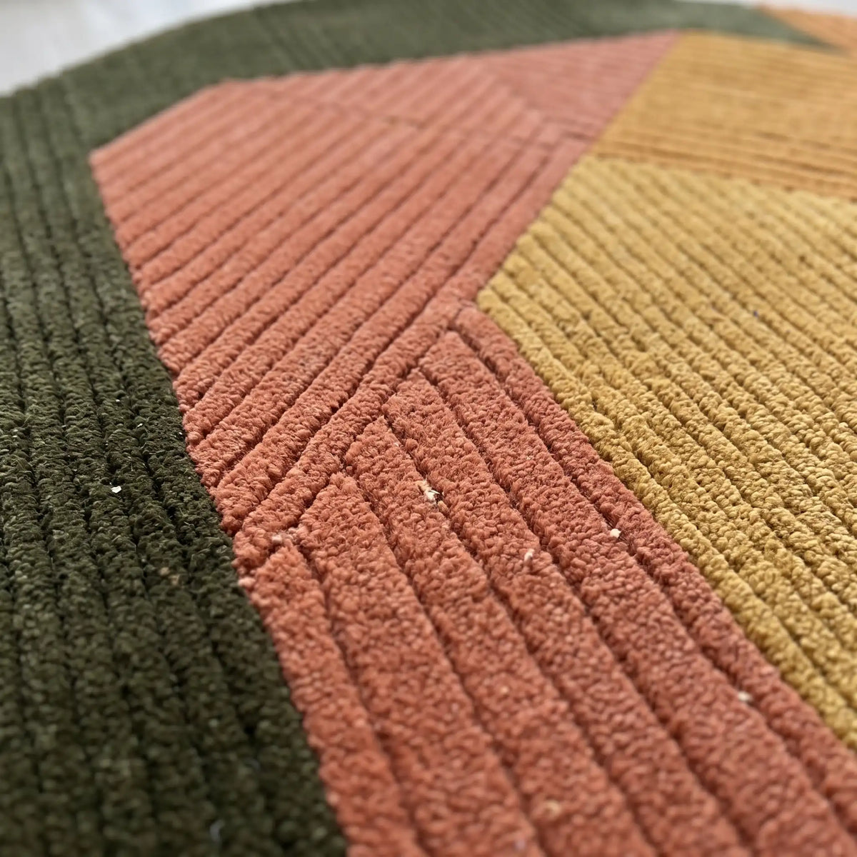 Arcadia modern abstract rug in Olive Terracotta – close-up of the tufted pile texture