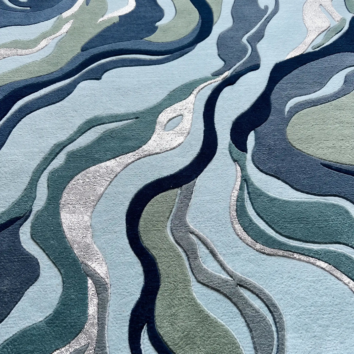 Marble Flow hand-tufted rug in Glacier Blue – close-up of the tufted pile texture