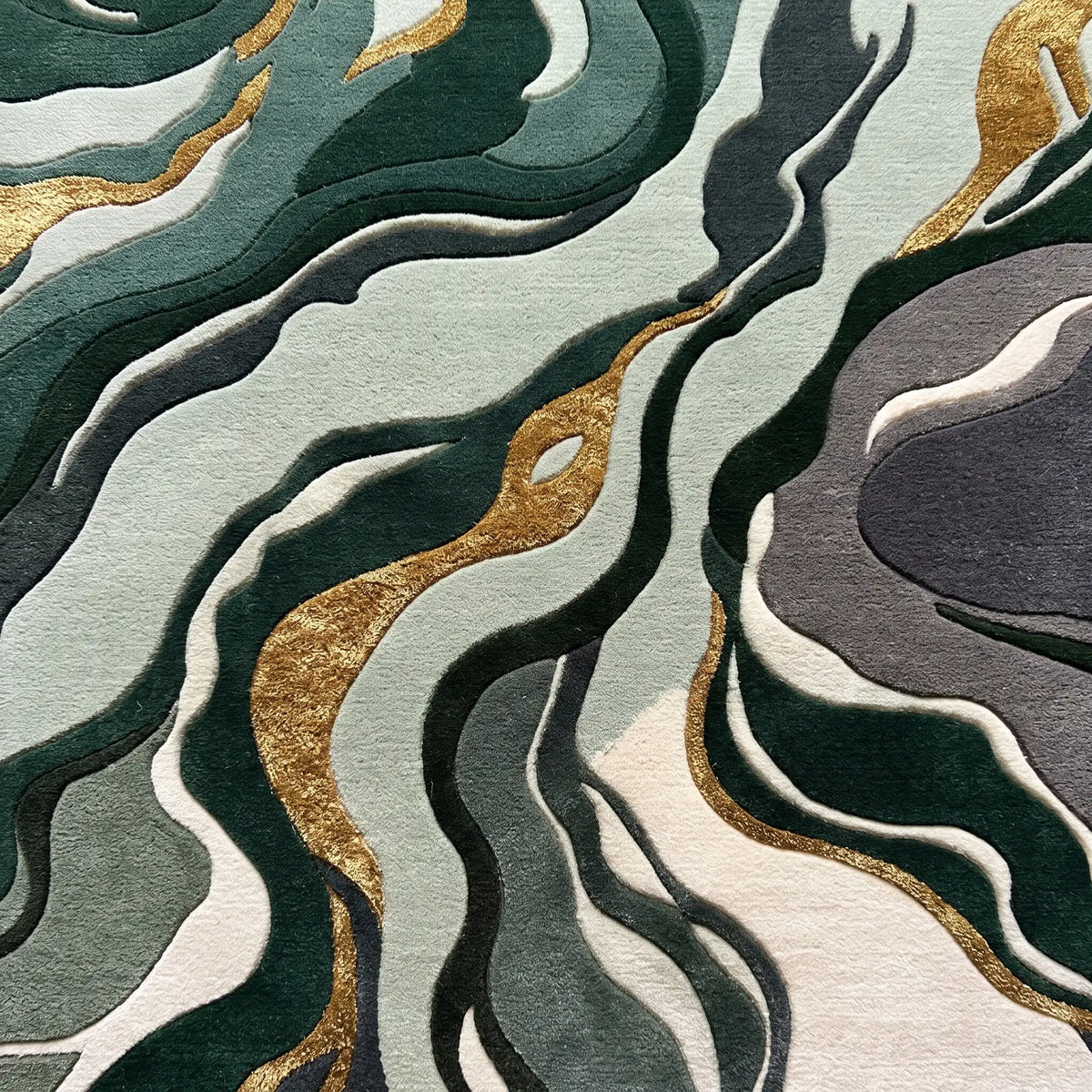 Marble Flow hand-tufted rug in Forest Emerald – close-up of the tufted pile texture