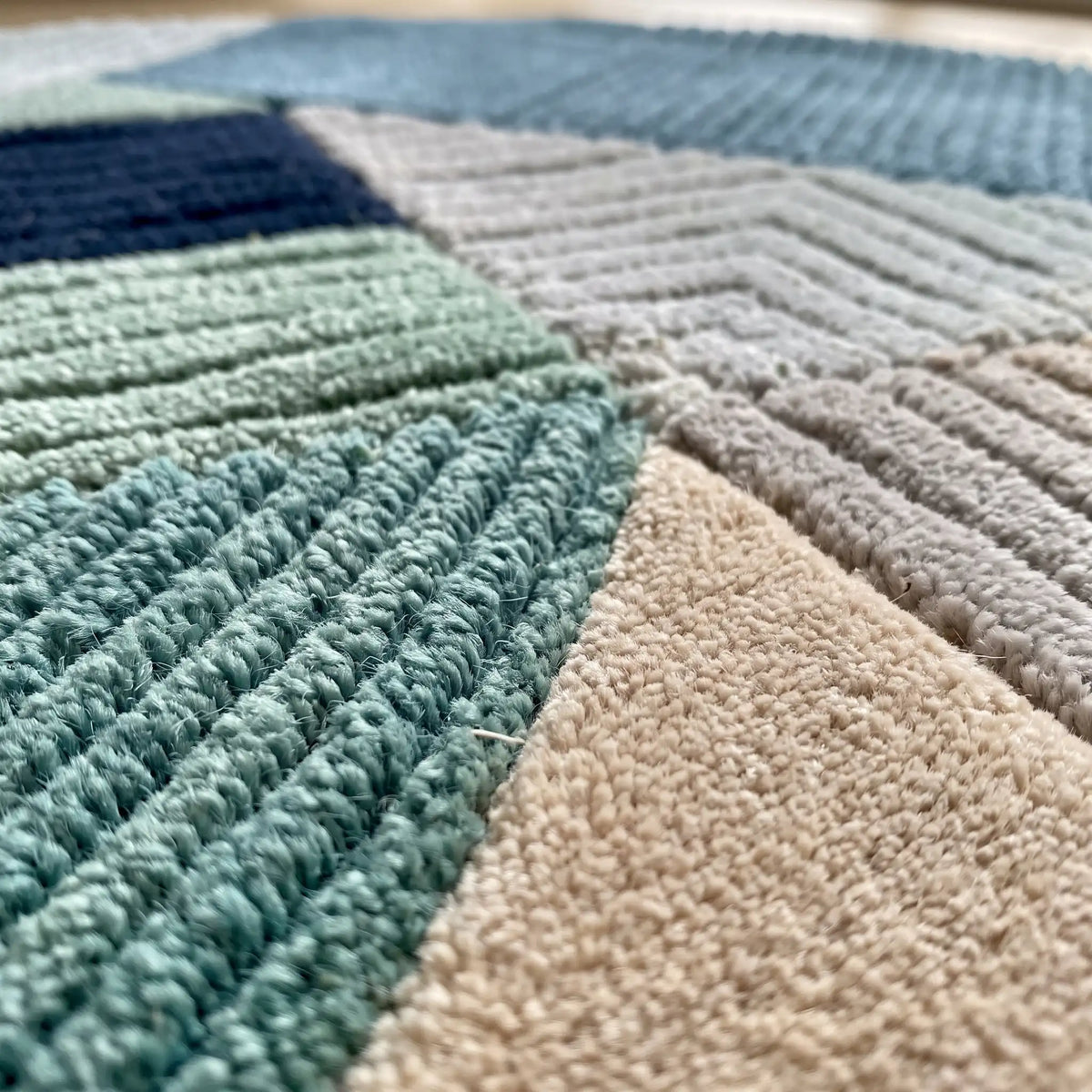 Meridian modern abstract rug in Sky Mist – close-up of the tufted pile texture