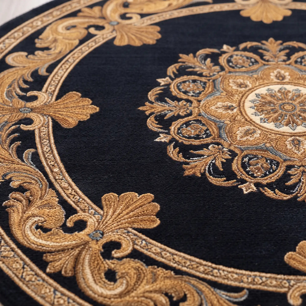 Royal Sunburst hand-tufted rug in Onyx Gold – close-up of the tufted pile texture