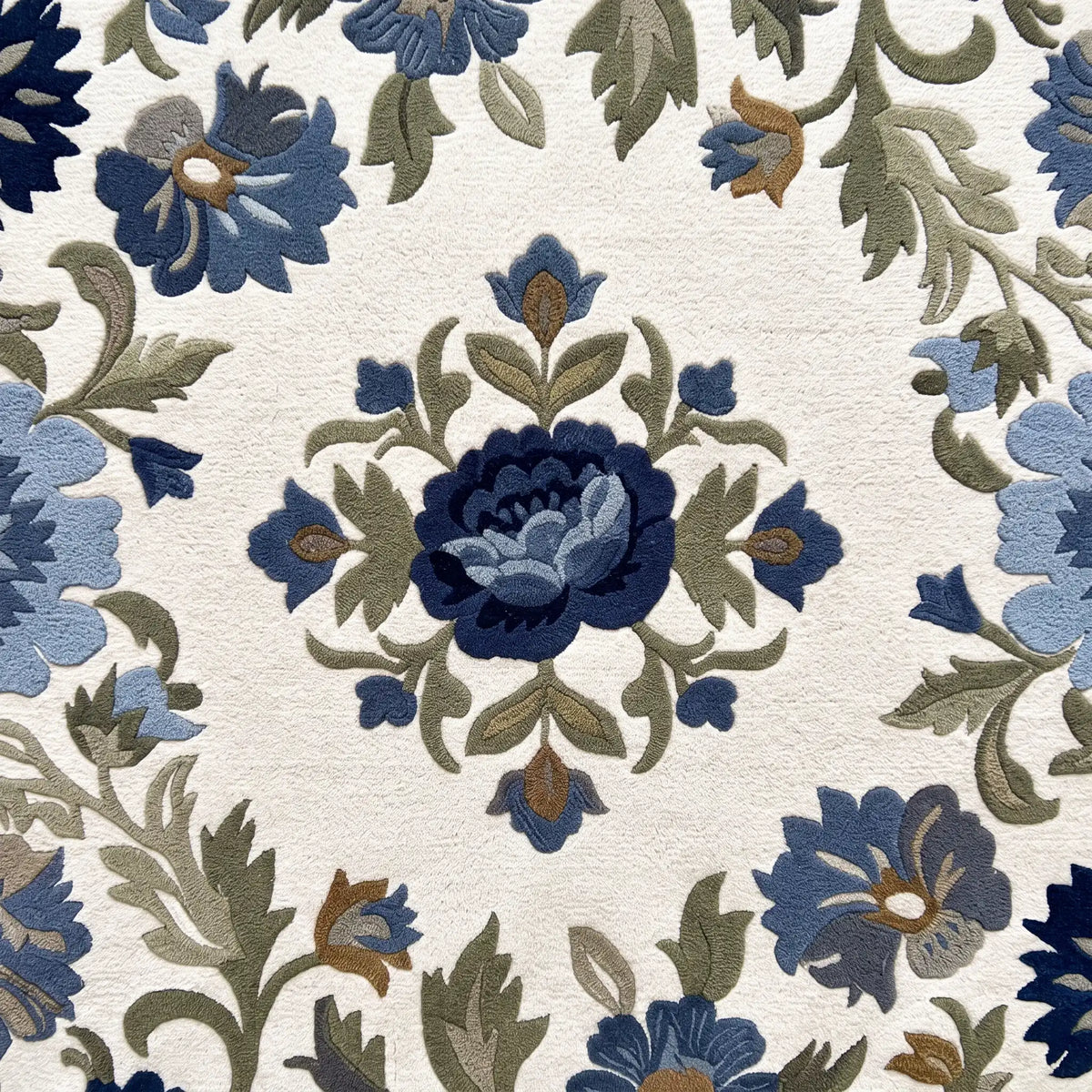 Rose Tapestry hand-tufted rug in Ivory Delft – close-up of the tufted pile texture