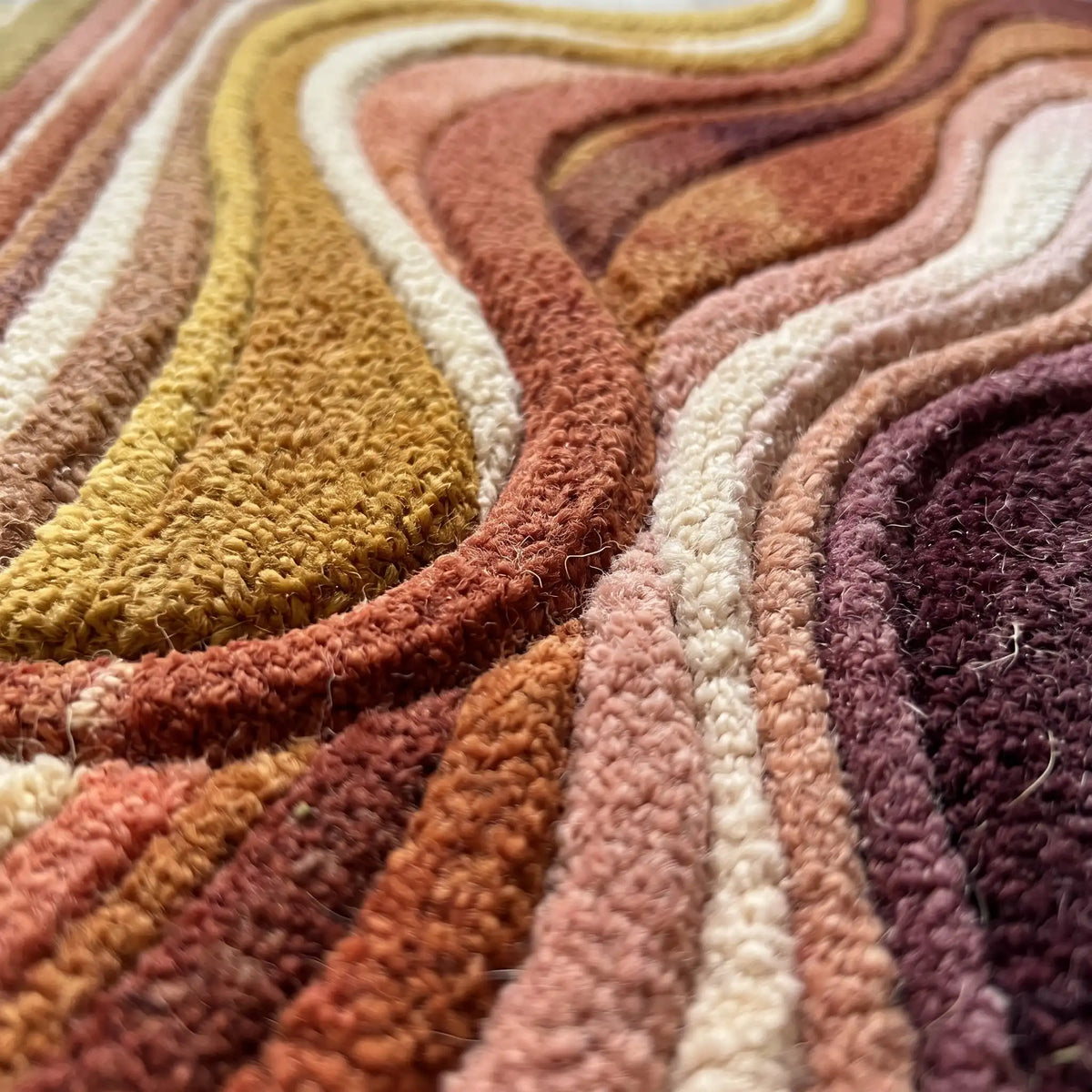 Flowing Strata modern abstract rug in Sunset Ember – close-up of the tufted pile texture