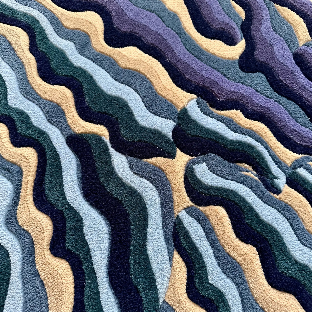 Ripple Dune hand-tufted rug in Cobalt Navy – close-up of the tufted pile texture