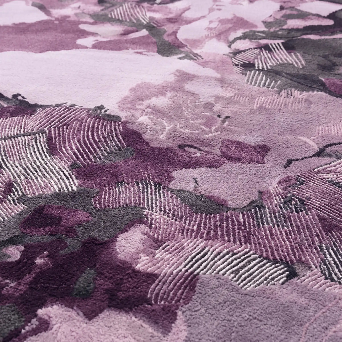 Nebula hand-tufted rug in Orchid Plum – close-up of the tufted pile texture