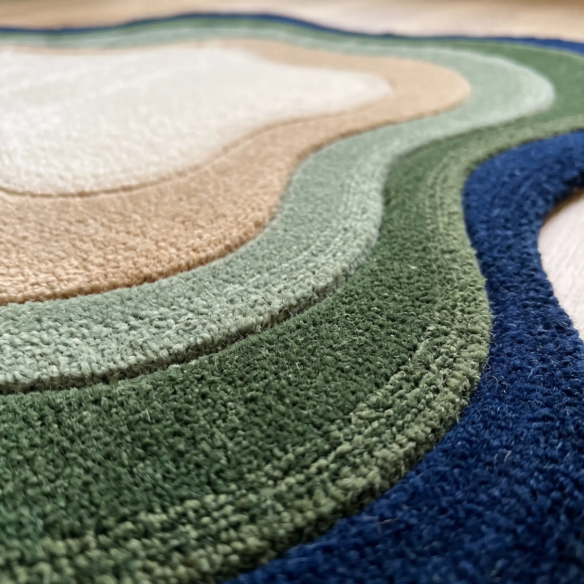 Echo Pool modern abstract rug in Navy Sage – close-up of the tufted pile texture