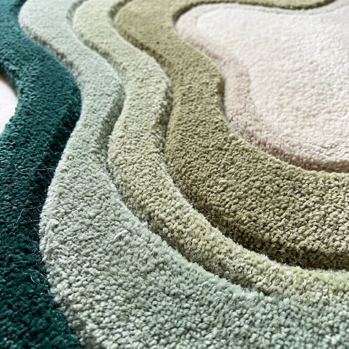 Echo Pool modern abstract rug in Emerald Mist – close-up of the tufted pile texture